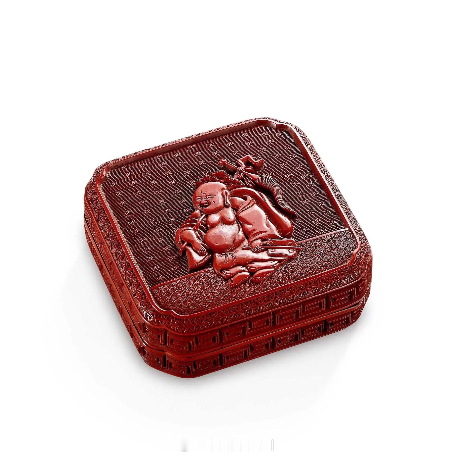 髹饰录 | 明晚期 剔红布袋和尚图委角方香盒委角方盒，盒壁雕回纹。盒盖与盒壁交界