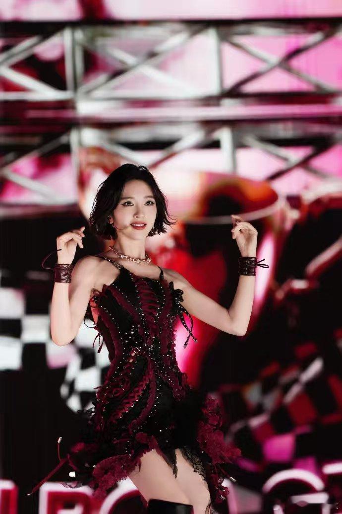 唐艺昕既是门面又是担当还得是唐艺昕啊！颜值氛围感拉满妥妥女团脸，主打一个又美又靠