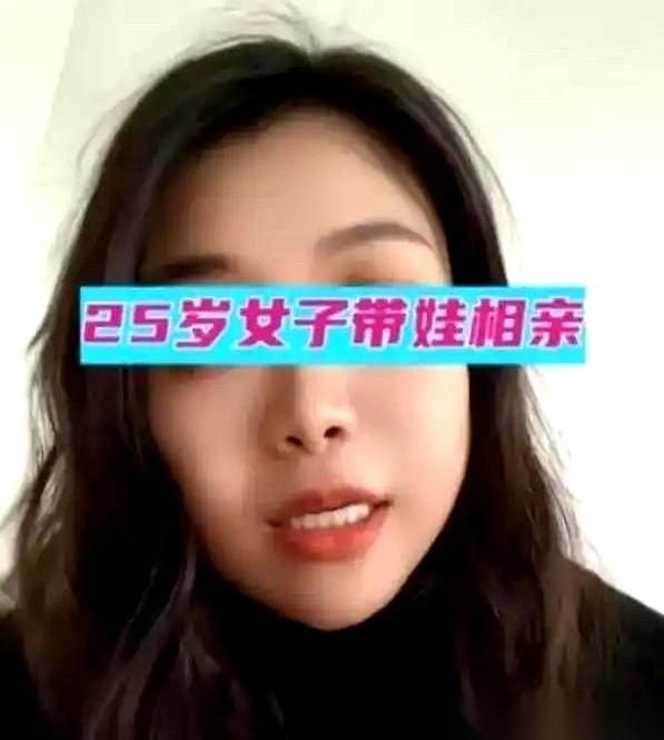 那两个孩子坐在旁边吃糖的时候，压根不知道，他们的妈妈正在给他们“明码标价”一个爹