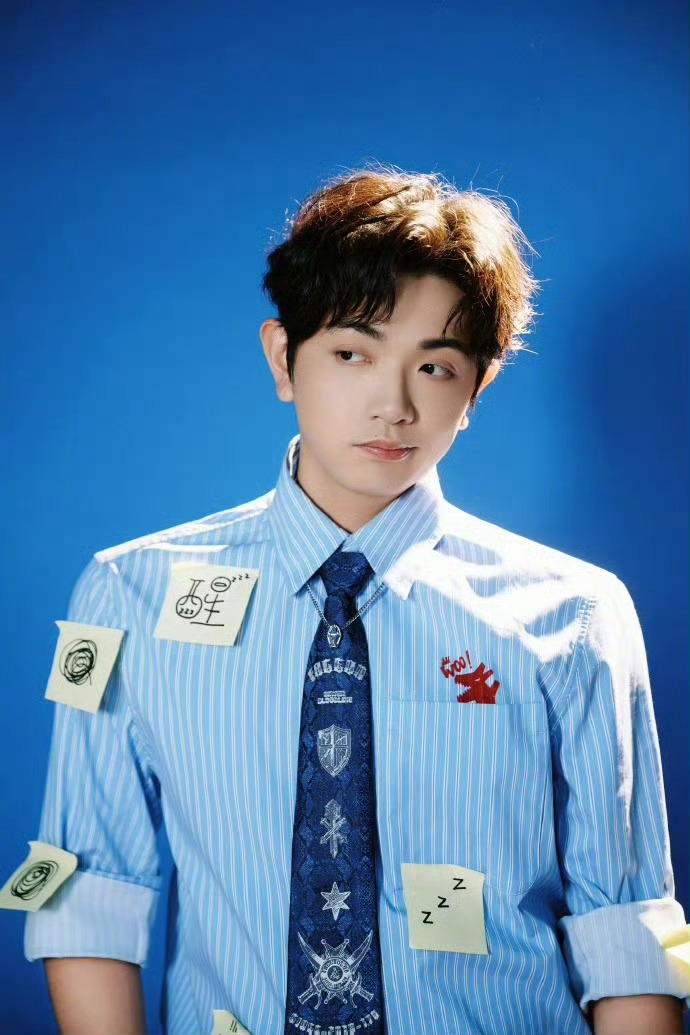 被颜人中照片吵到眼睛了《声生不息华流季》里颜人中的照片堪称“静态动态片”。怼脸镜