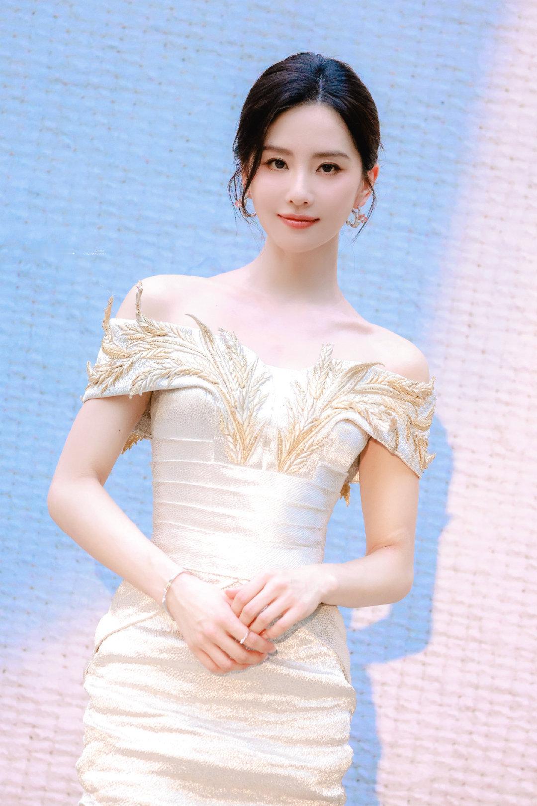 #刘诗诗第三次演绎GuoPei高定#我诗好绝尘的气质和好高清的美貌—温婉恬静的白