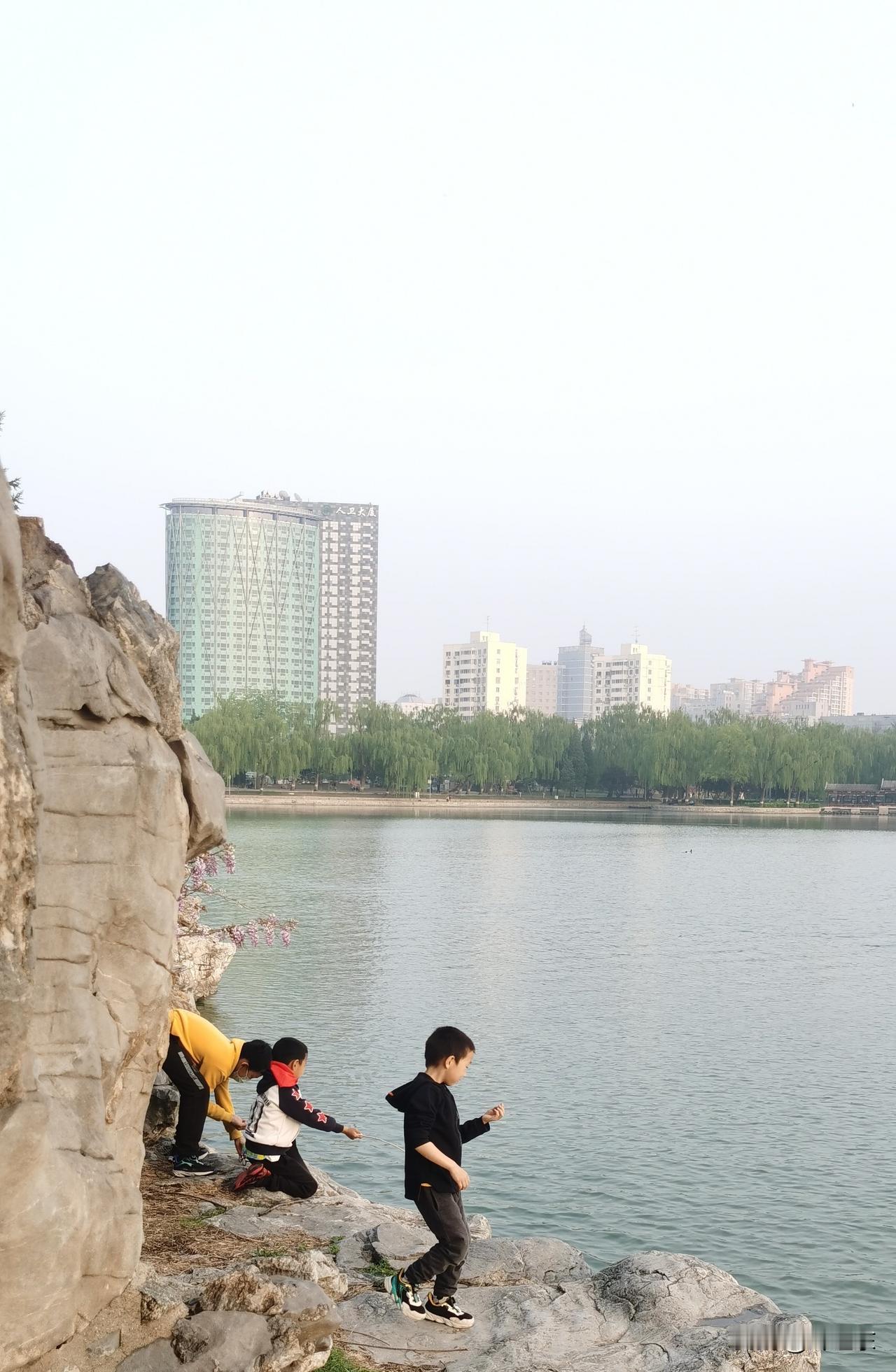 稚子吟
京城四月暖风徐，
稚子河边戏小鱼。
抛石掠水赛遥远，
请续句……
（不敢