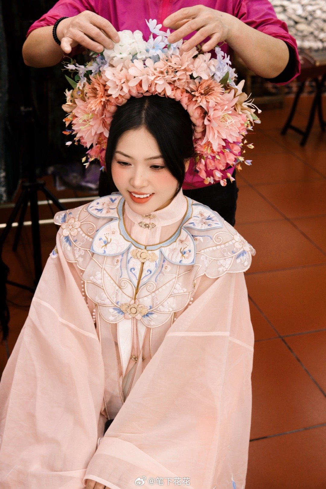 泉州簪花 世世漂亮来体验鱘埔村的传统文化特色啦!鱘埔女日常所带的“簪花围”头饰，