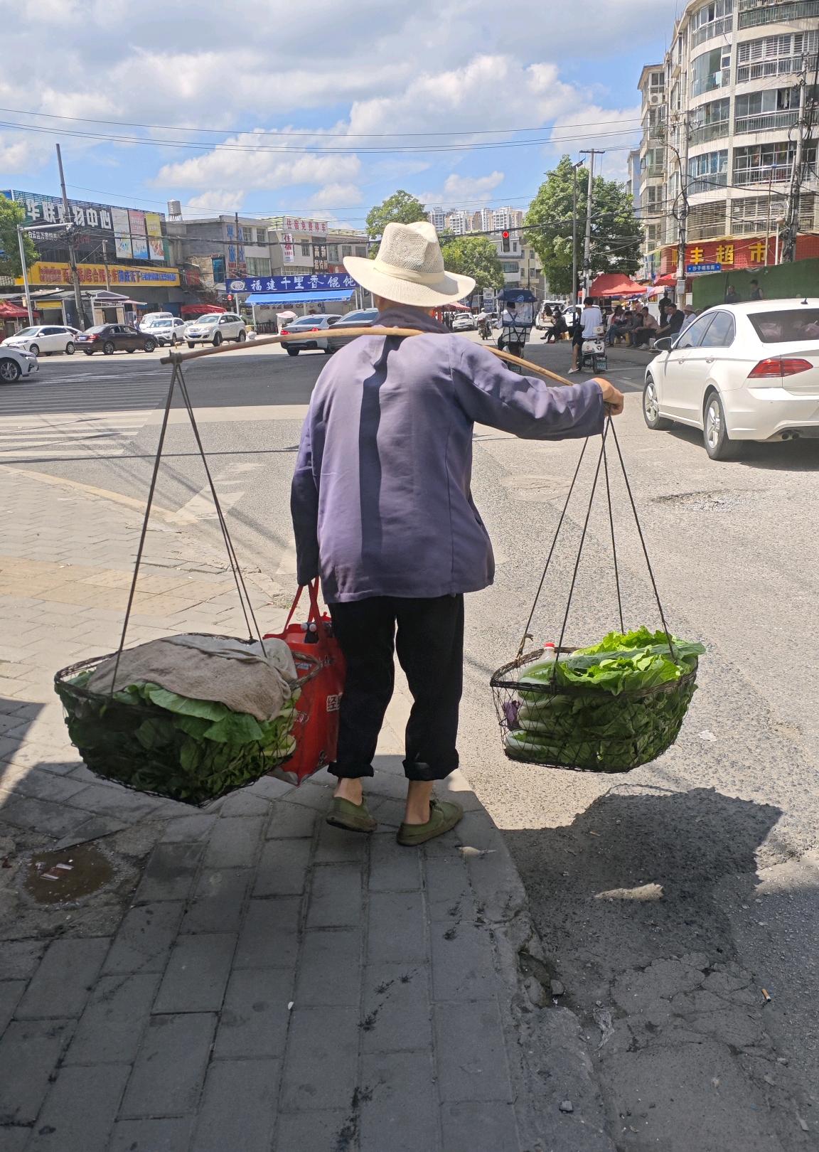 太暖心了！江西九江，八旬卖菜老人挑着担子没赶上轮渡，没想到在其焦急追赶轮渡时，都