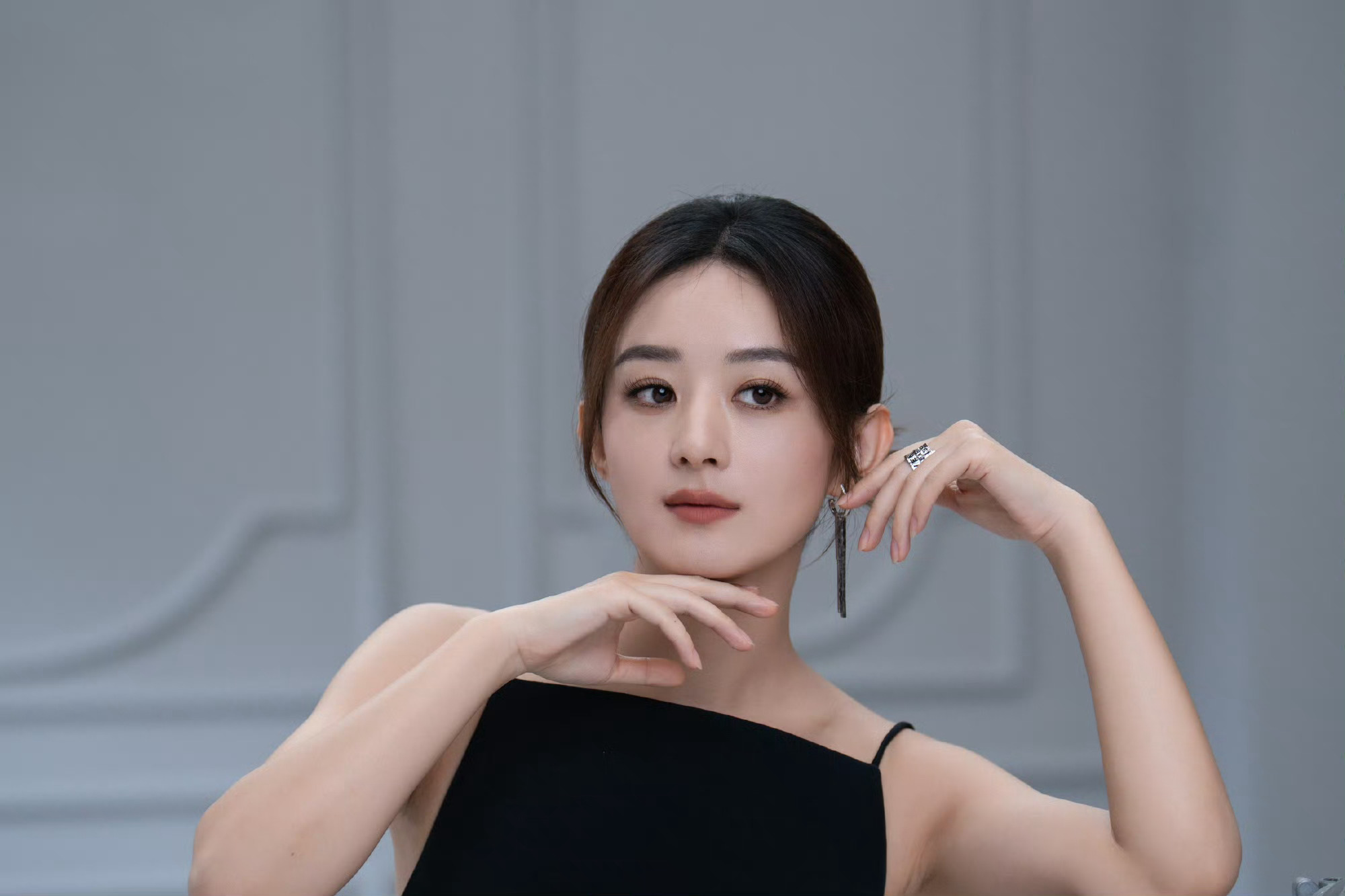 赵丽颖盘发黑裙look赵丽颖盘发吊带黑裙 赵丽颖盘发吊带黑裙 