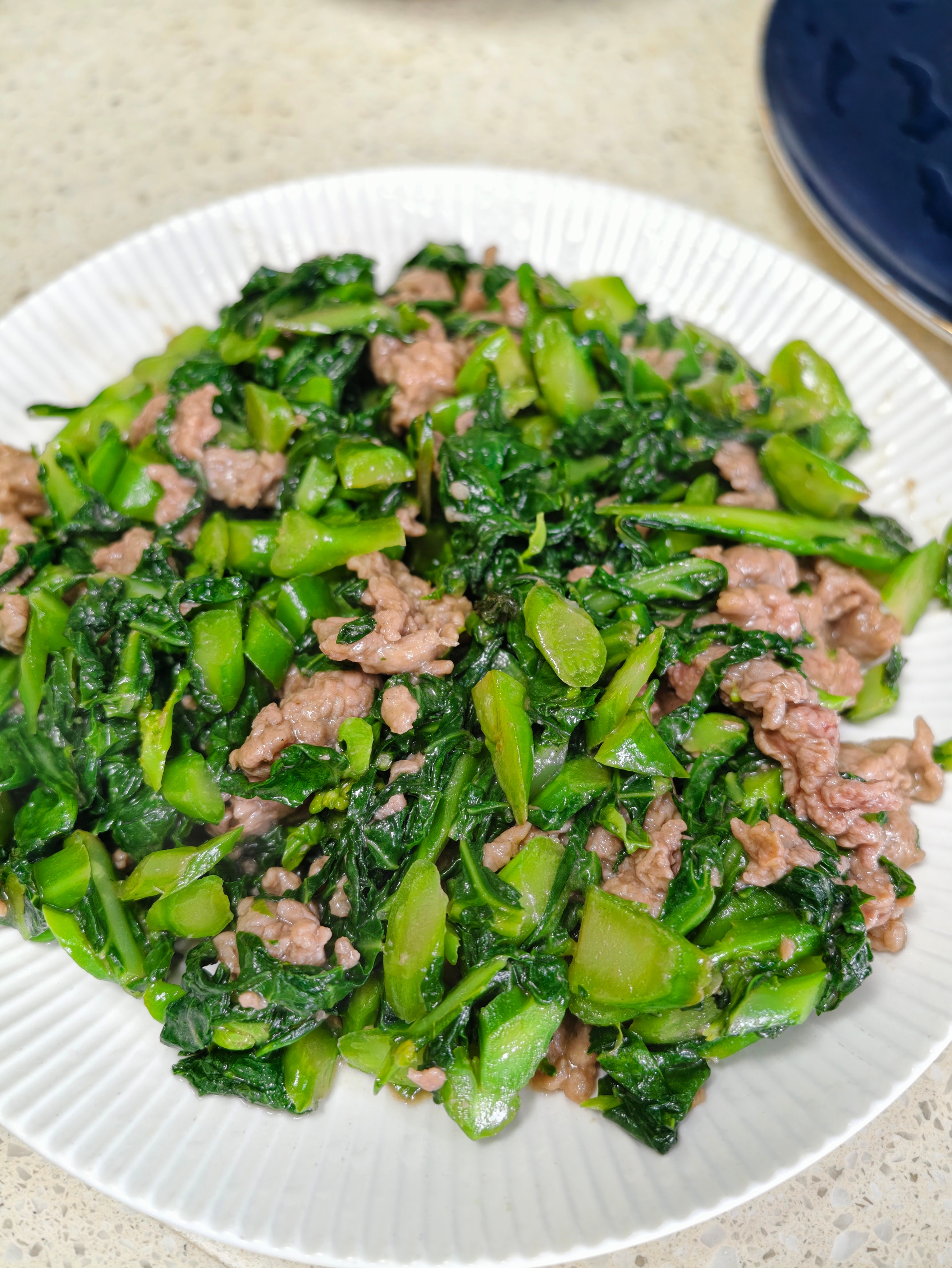 牛肉炒芥兰，感觉差点意思 