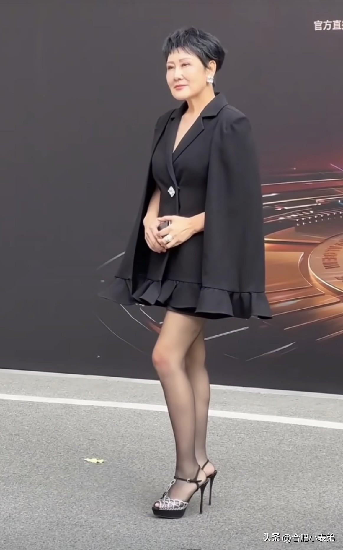 一边是足力健“国民孝心代言人”，接地气又暖心；一边私下穿黑丝，气场全开又辣又飒！