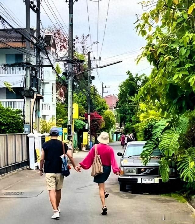 官宣！李静牵手戴军30年，丈夫：他比我更疼女儿

最近，李静与戴军牵手同框的画面