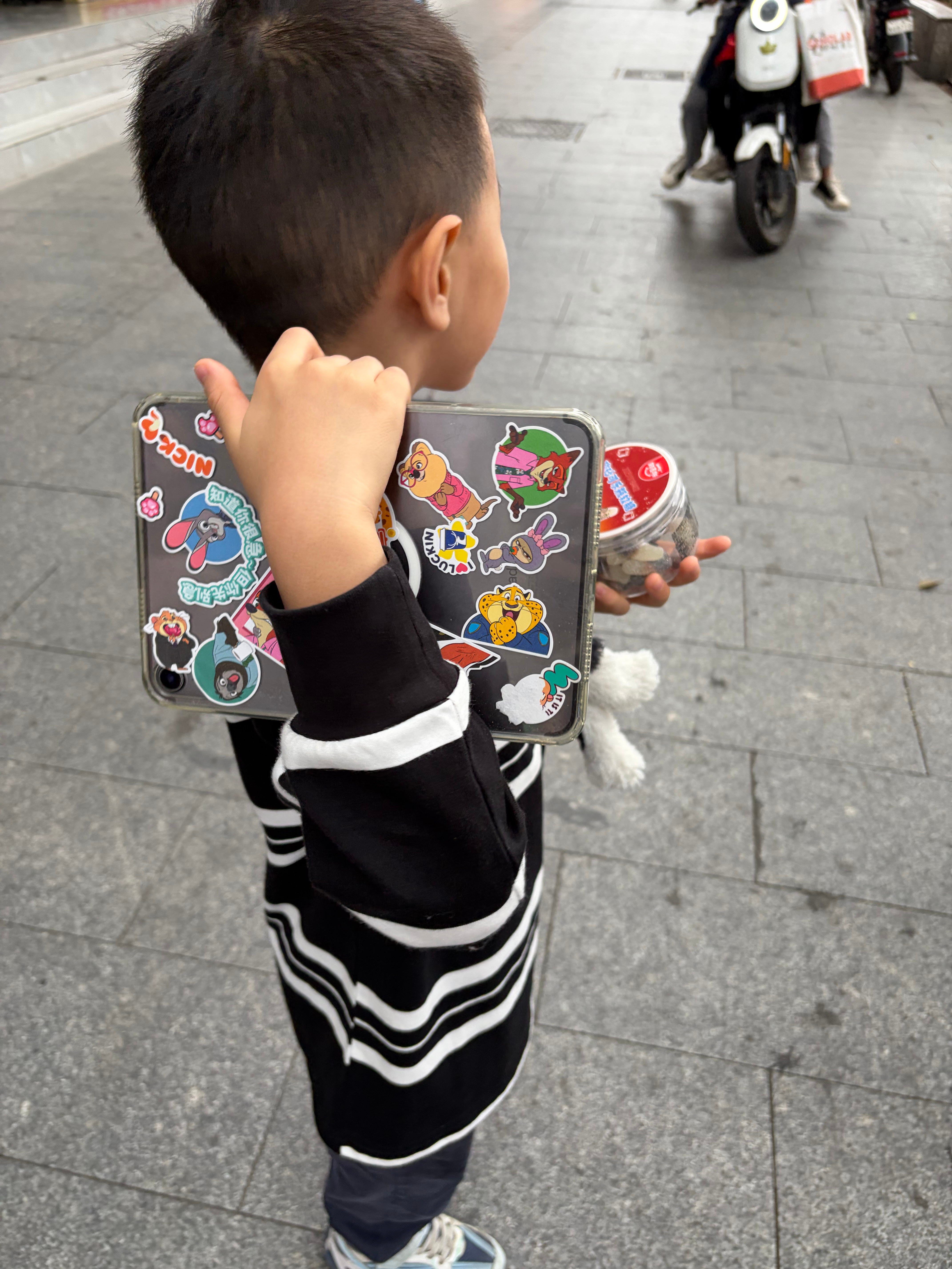 看完疯狂动物城2了，怎么说呢？最大的感受是：我儿子从来都耐不住性子看完一部电影的