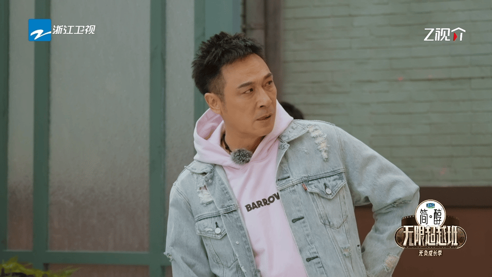傅首尔演戏捏脸调戏吴镇宇 谁懂啊！傅首尔在节目中与吴镇宇飙戏，捏脸那一下，挑衅又