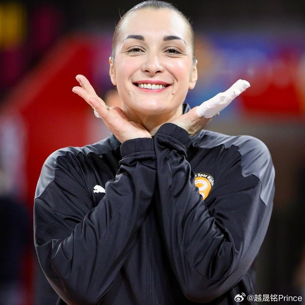 🎙️ 您如何看待伊萨奇巴希队球迷批评球队前任教练费尔哈特·阿克巴什不想让您24
