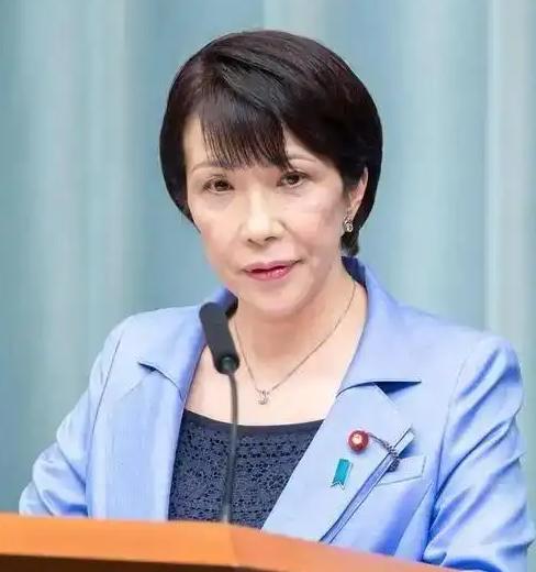 日元暴跌不是新闻，但日本这次应对的路子，有点意思。
一边是砸5.4万亿日元下场干