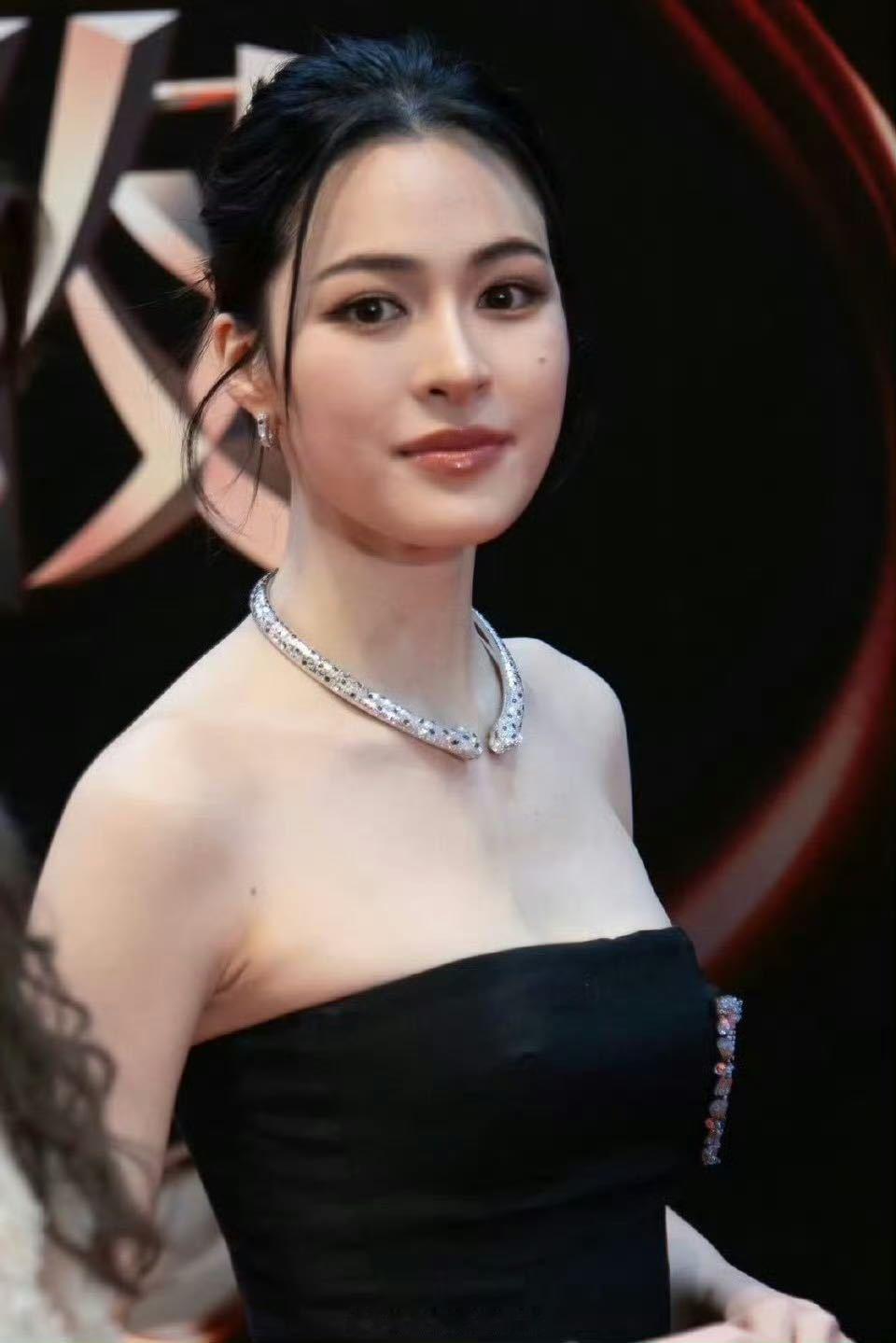 邝玲玲红毯生图 谁懂生图里的松弛感！盘发自然又精致，碎发恰到好处地修饰脸颊，在微