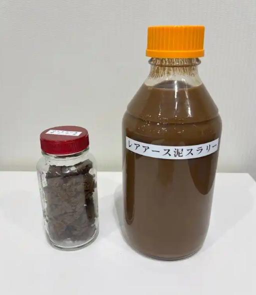 高市早苗又急着出来吹牛皮了！日本从南鸟岛海域约 6000 米的深海里，挖出来了大