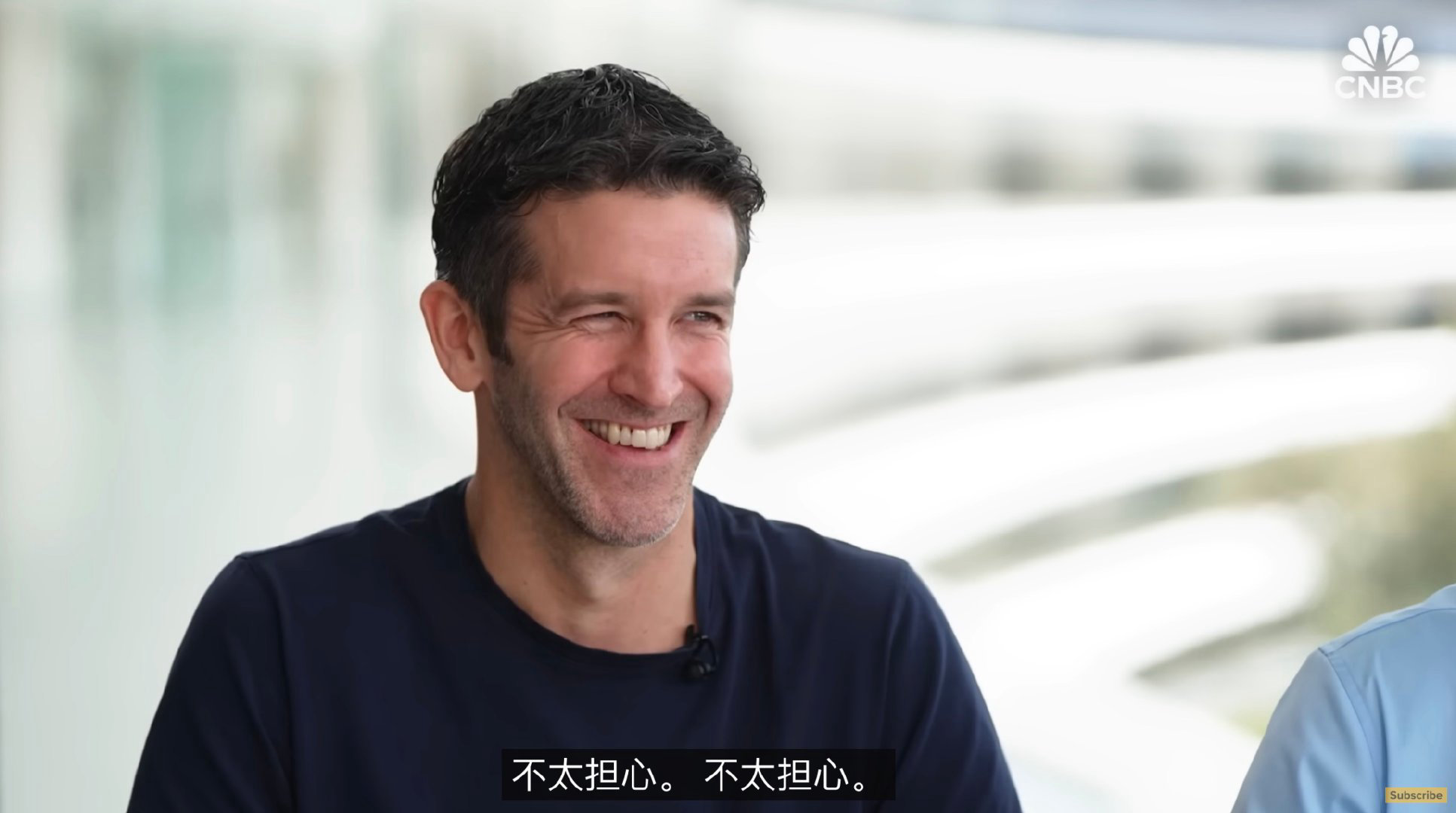 相比上次被 CNBC 问到“苹果在 Al 方面落后如何回应”的腼腆回答，John