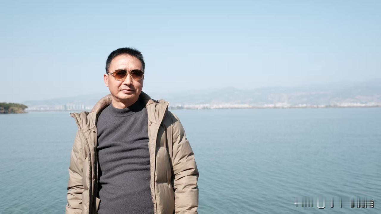 下了公交车，拉起小拉车走得可有劲了。恨不能一下飞到钓点。
钓起鱼来有时饭都顾不上