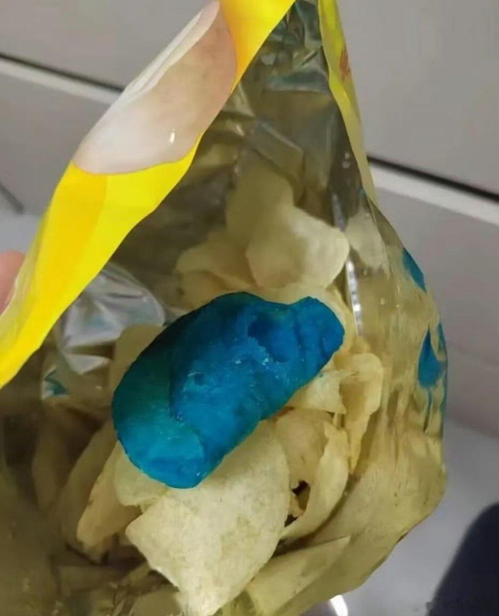 乐事回应薯片中被曝出现蓝色异物都说这个蓝色是是质检薯片可是为什么质检要把薯片变蓝