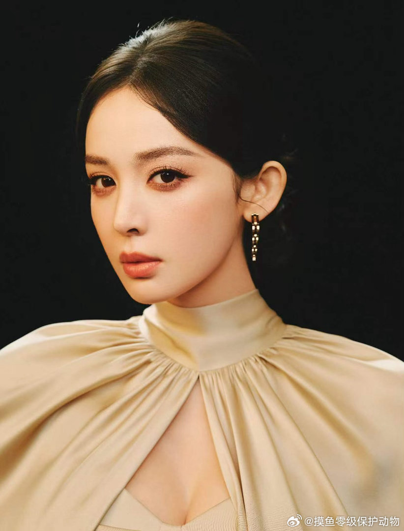 娜扎大帽檐娜扎挂脖羊腿袖造型 娜扎上海时装周这身，把复古和现代结合得太好了！挂脖