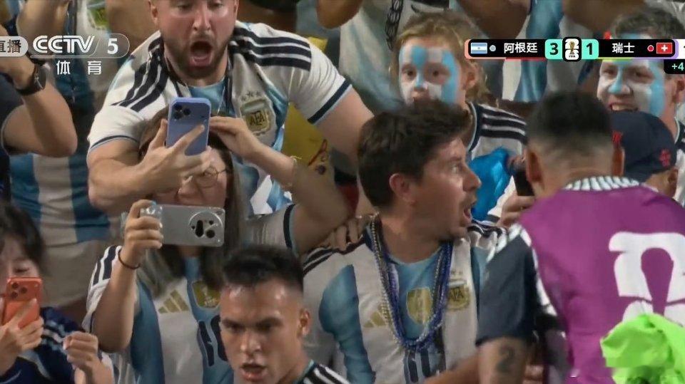 FIFA导播切到vivo了，套上增距镜配套的壳有着极强的辨识度。 