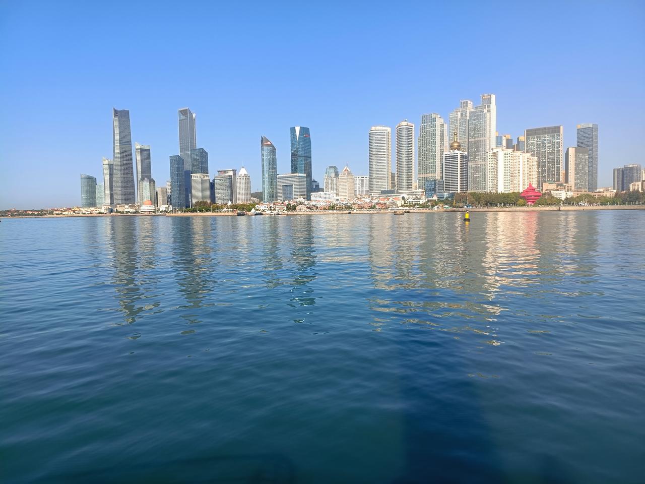 记得儿时青岛的国庆节早已换上了秋装，在瑟瑟秋风中追着大街上巡游的国庆花车。

 