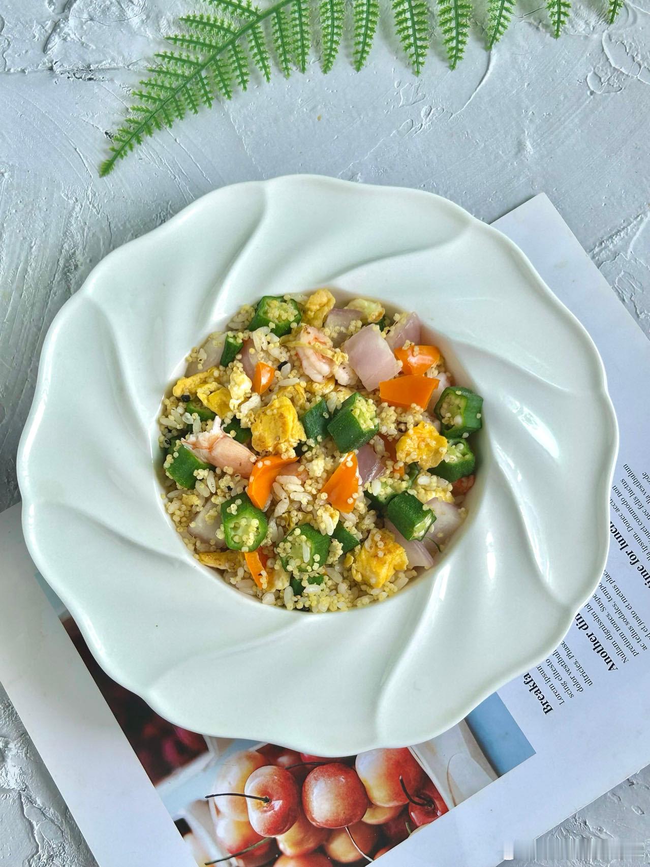 #全民营养提升计划##健闻登顶计划# 【美食分享】：秋葵蛋炒饭原料：二米饭，鸡蛋