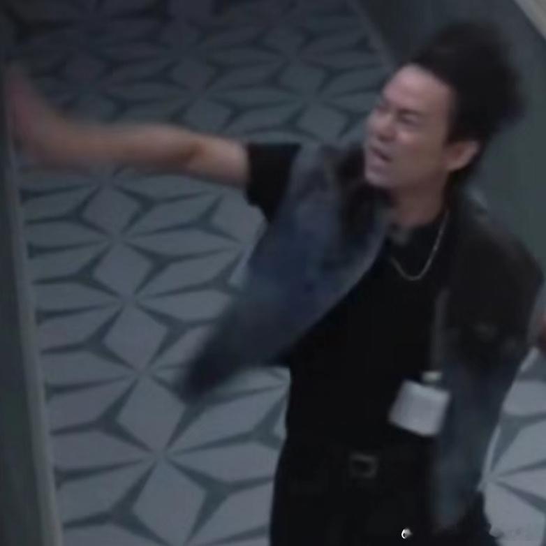 替何老师苞井了感觉这个环节就是宴吉针对何老师的发际线设计的，额头在发光！ ​​​
