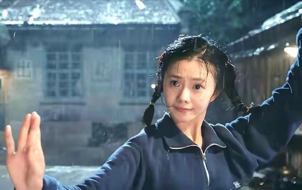 第一位“00后谋女郎”刘浩存，她妈妈曾经是舞蹈老师，早年爸爸和妈妈一起开舞蹈学校