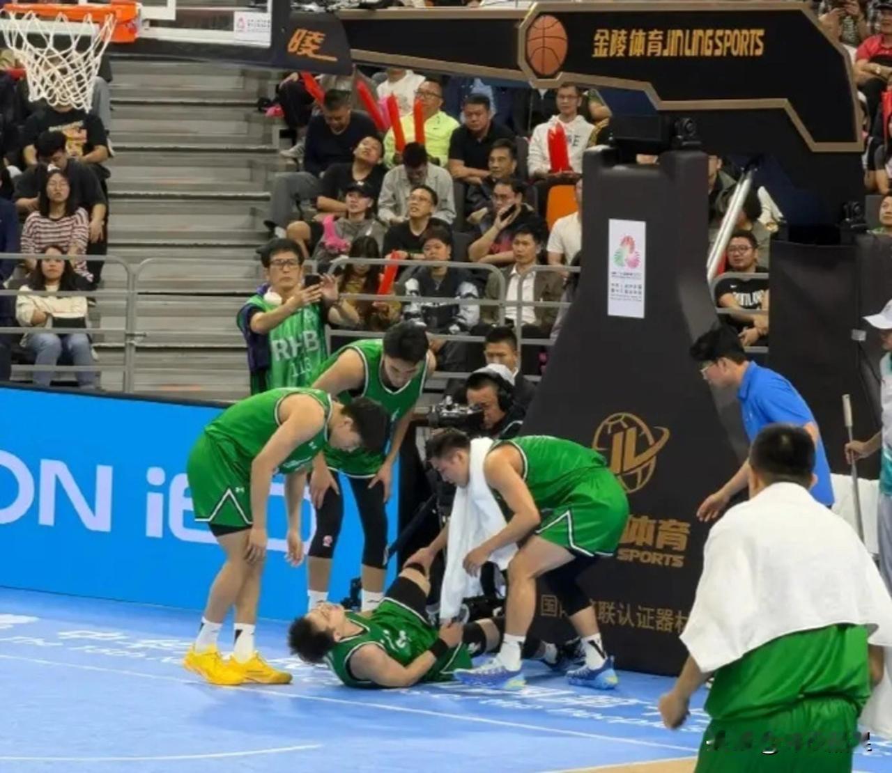 辽篮在全运会半决赛73-92不敌广东，虽败犹荣！
1.辽篮核心赵继伟首节不幸伤退