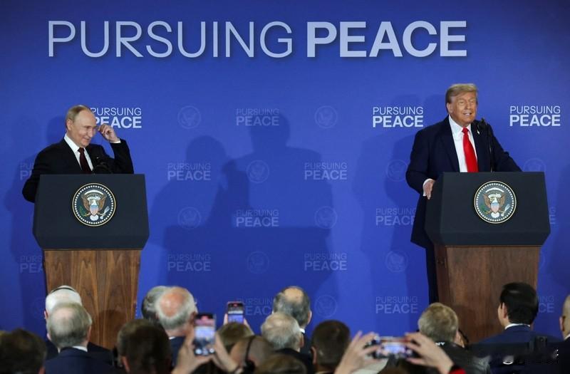 美俄都是核武器大国，核弹头数量占全球95%以上。俄罗斯继承苏联遗产，核弹头数量比