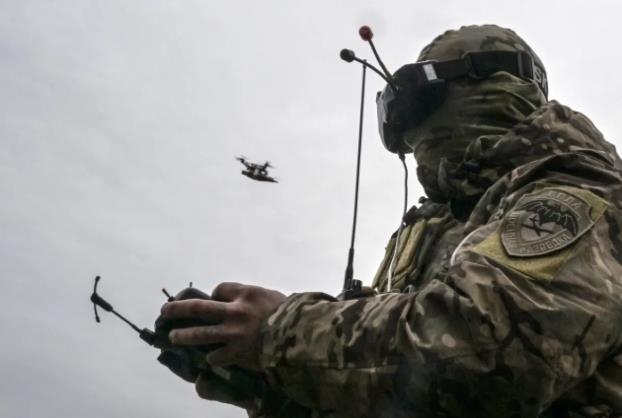 俄军无人机小队正在策划对在康斯坦丁诺夫卡遇害的牧师一家复仇。
     呼号为“