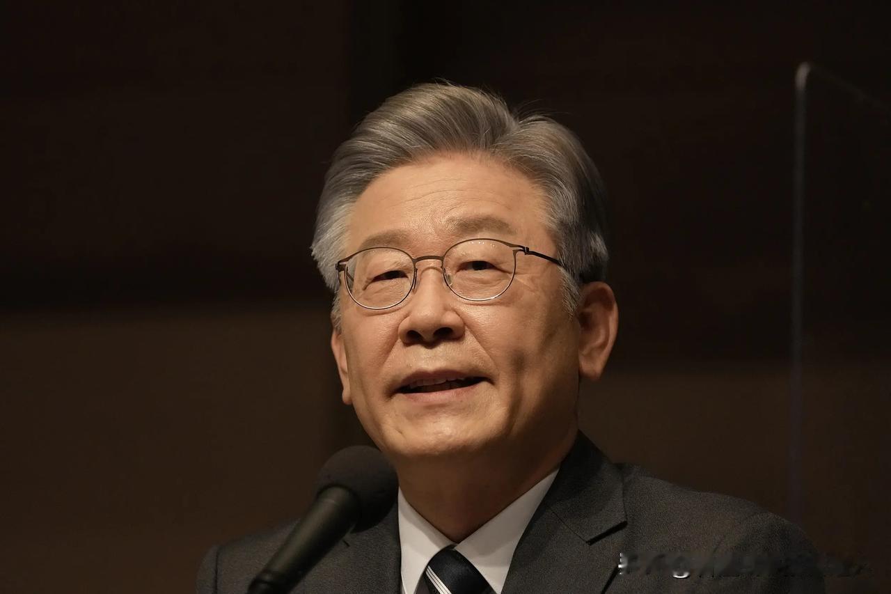 别再用“左翼猛人”四个字看李在明了，他上台一年最狠的政绩，恰恰是忍住了自己。全民