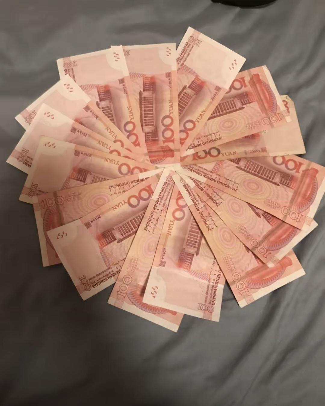 我妈最近开始认真记账了。上个月她老公给了2620元工资，存了1000到银行，留1