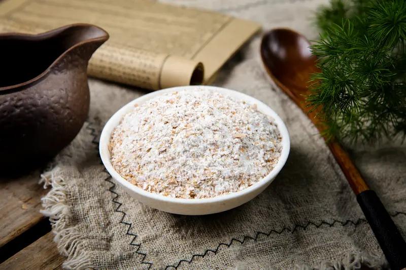 冬季流感病患安排餐饮很有讲究。首先要保证均衡营养，每天至少吃12种不同食物。主食