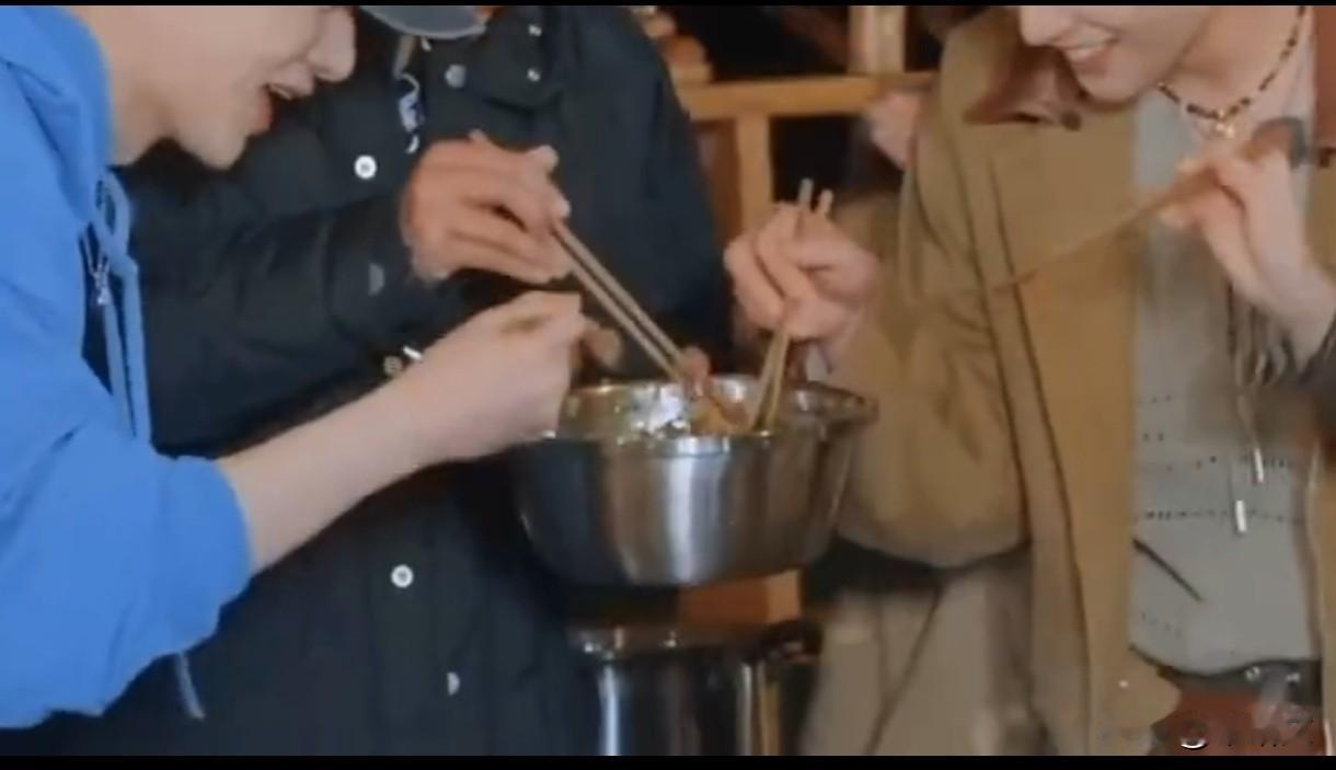 《现在就出发3》里贾冰的厨艺真要馋哭人了！这哥纯纯被演员耽误的顶级厨子，家常食材