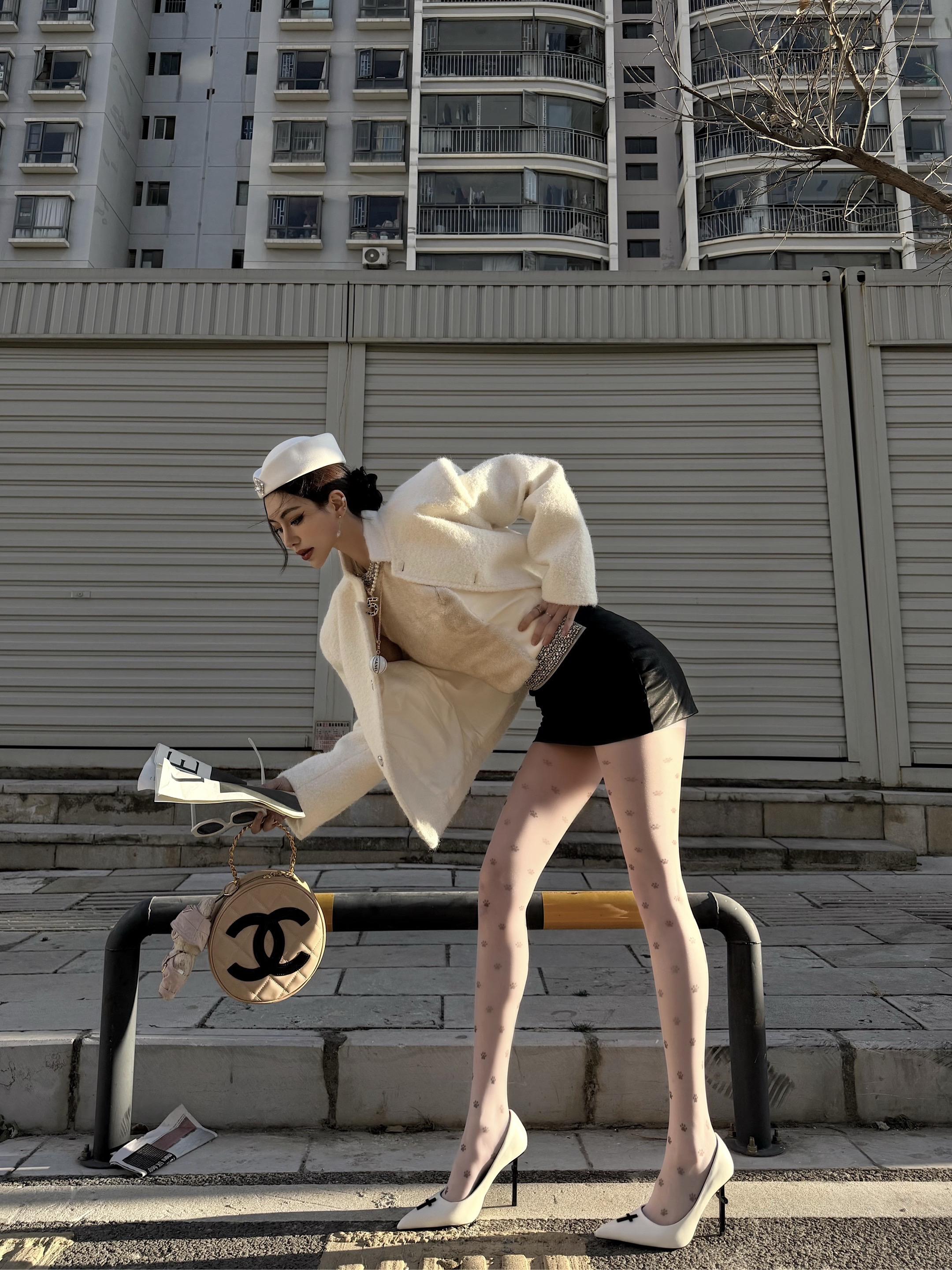 女明星站姿拍照巨显腿长。