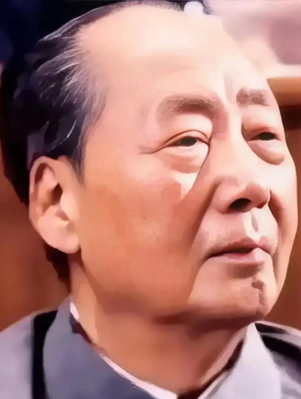 中秋佳节，家家户户都想着团圆，吃月饼赏月。这时候，人们开始怀念那些伟大人物，他们
