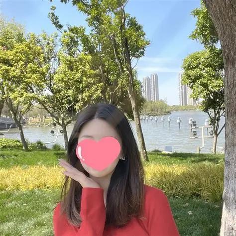 网上，到处是征婚交友的美女少妇，从照片上看，几乎都是肤白貌美、前凸后翘的人间尤物