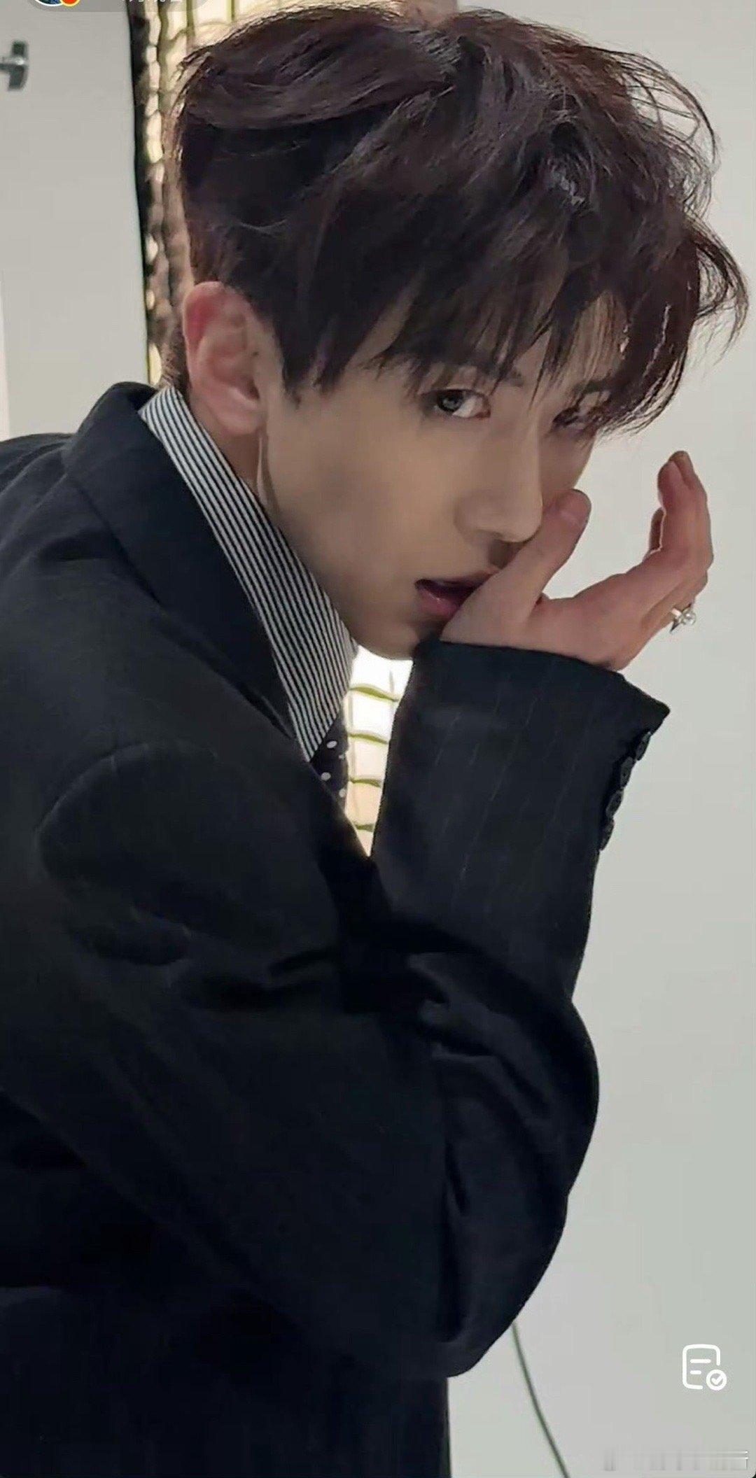 费启鸣 谁家艺人直播拍出发图啊 别人发图：精修九宫格+文案；费启鸣发图：先开直播