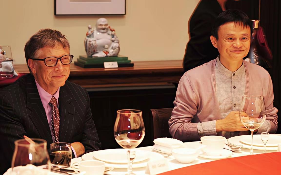 马云我认识，旁边男士是谁？一定也很有钱吧