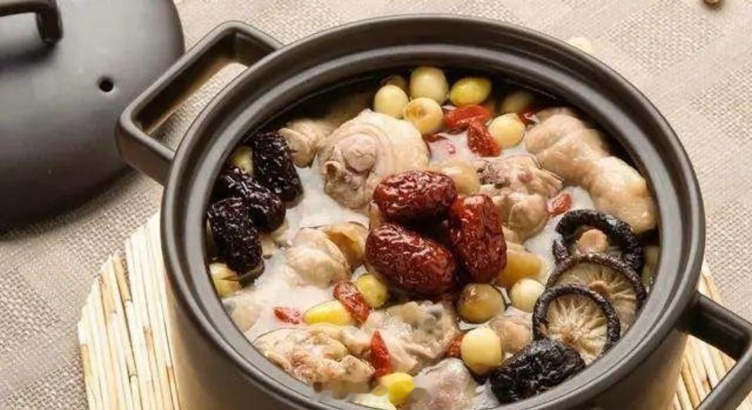 年轻人迷上中药餐饮是养生焦虑吗 在快节奏的现代生活中，年轻人迷上中药餐饮，或许并