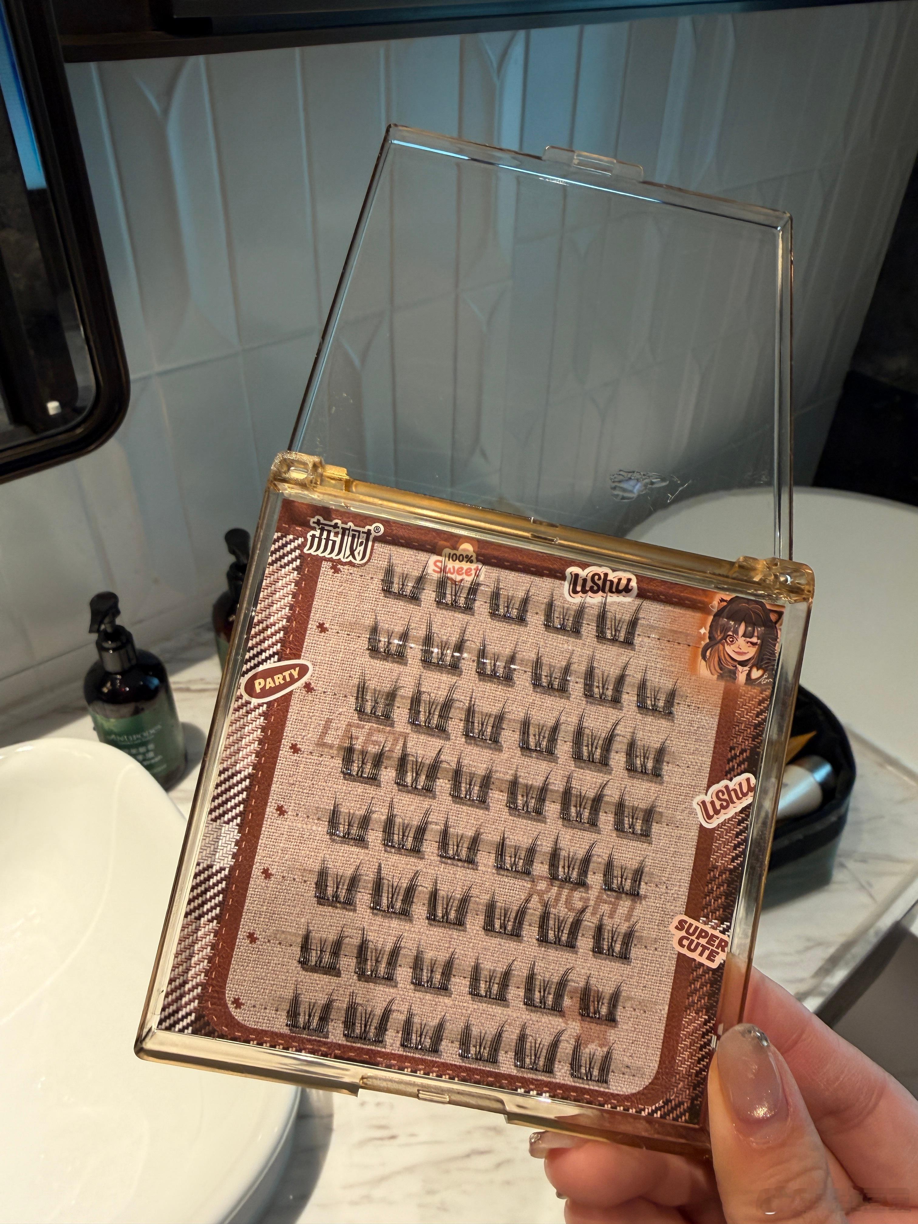 我太佩服那些能自己种睫毛的姐妹了！我感觉这玩意超级耗费我耐心……10分钟过去了，