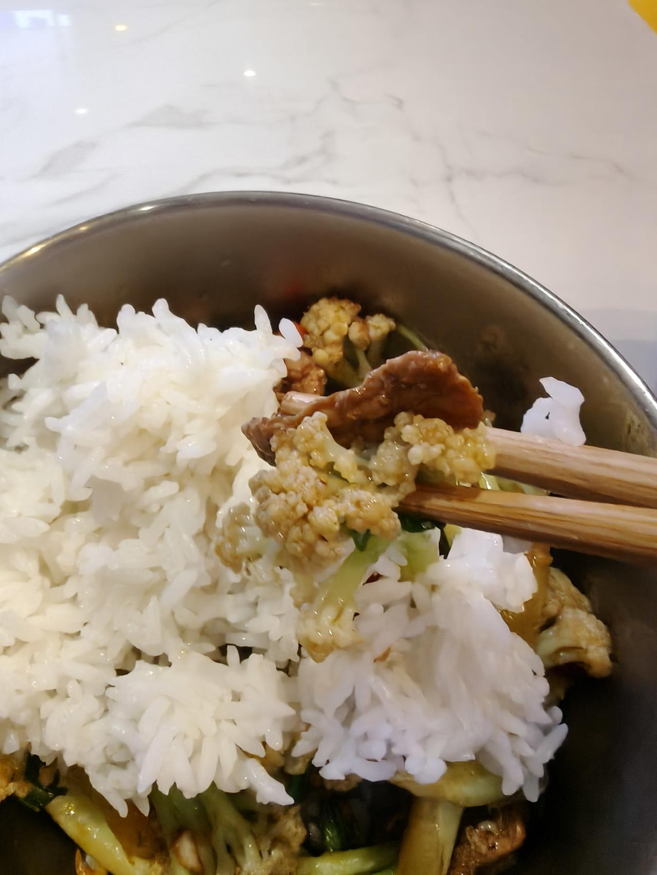 今天的晚饭是菜花炒肉！
师傅炒的感很好！
   做好菜花炒肉的关键是让菜花脆嫩不