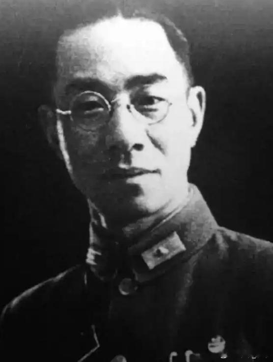 1949年北平解放前夕，军统北平站少将站长徐宗尧手握诸多资源与丰厚身家，却没有跟