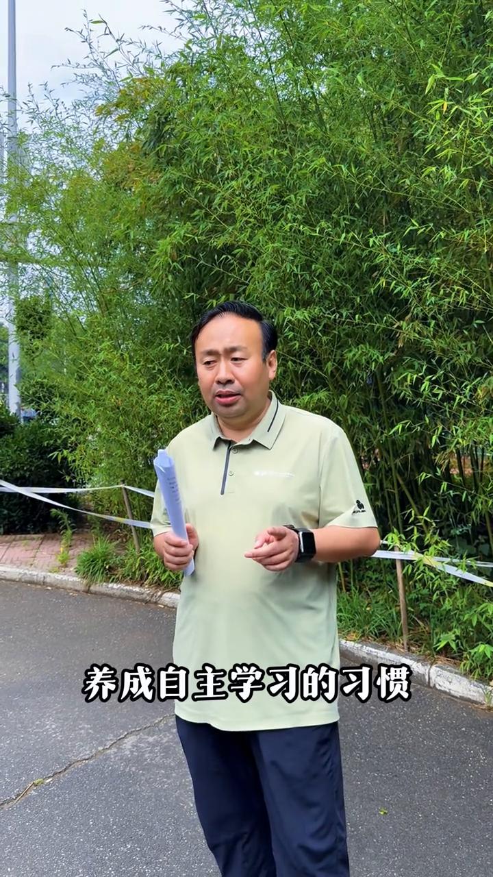 校长谈教育：学习力代表未来。
我们在教育孩子的路上，少逼孩子拼命学，要多陪伴，陪