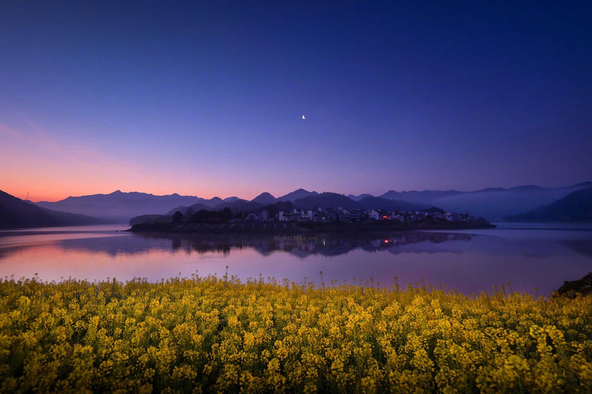 三月，油菜花开到了新安江边，金色的浪漫漫至水岸，将漳潭古村围在了温柔的怀抱里。天