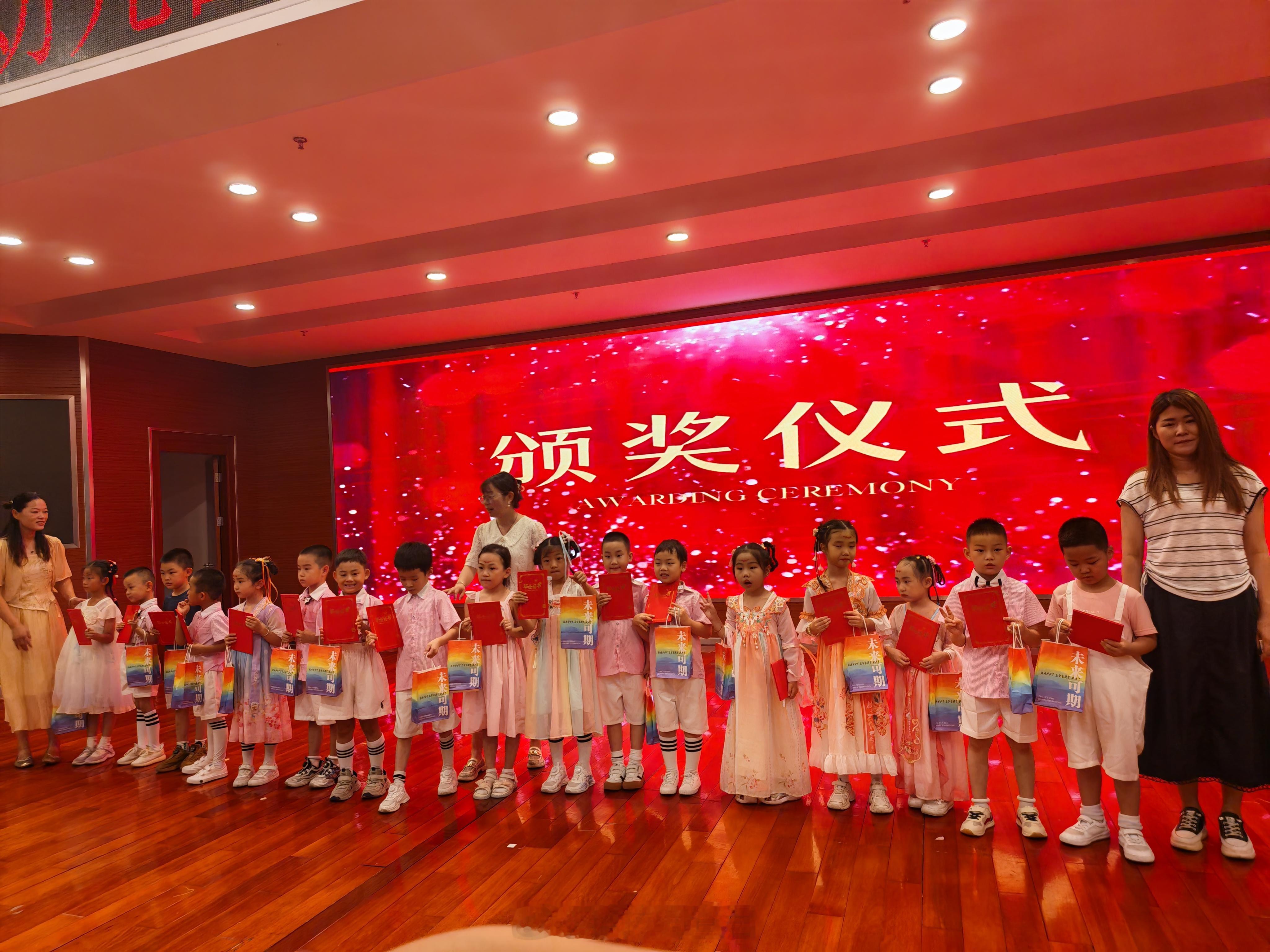 落地后赶紧来儿子幼儿园今天是儿子幼儿园毕业在上学就一年级了奔跑吧 少年～ ​​​