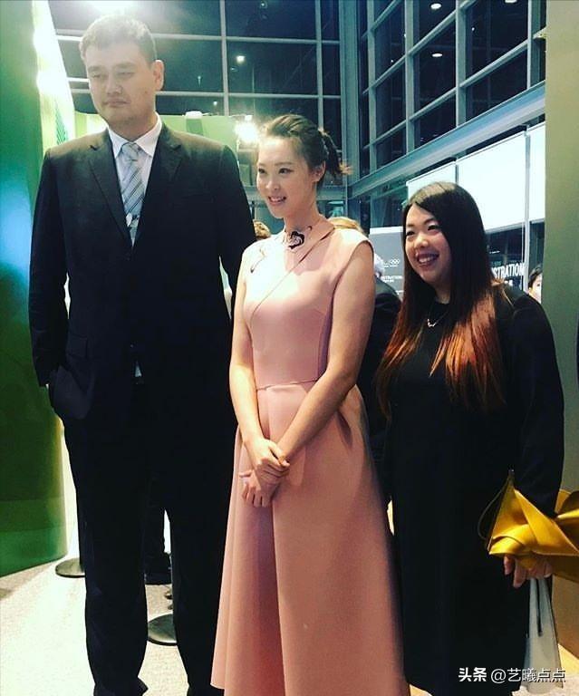 站C位的排球女神，身高有192公分，十分突出的个头。但是当她遇到姚明时，是不是变