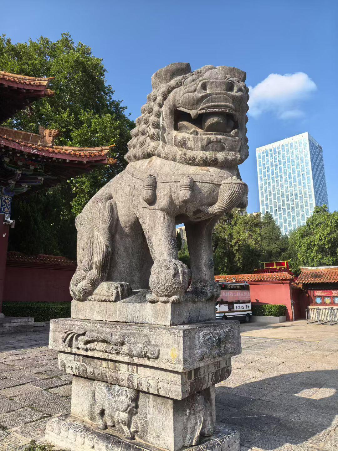 晒图笔记大赛古城的红墙石狮藏着千年的静穆，现代高楼刺破晴空，公园的荷风裹着气球的