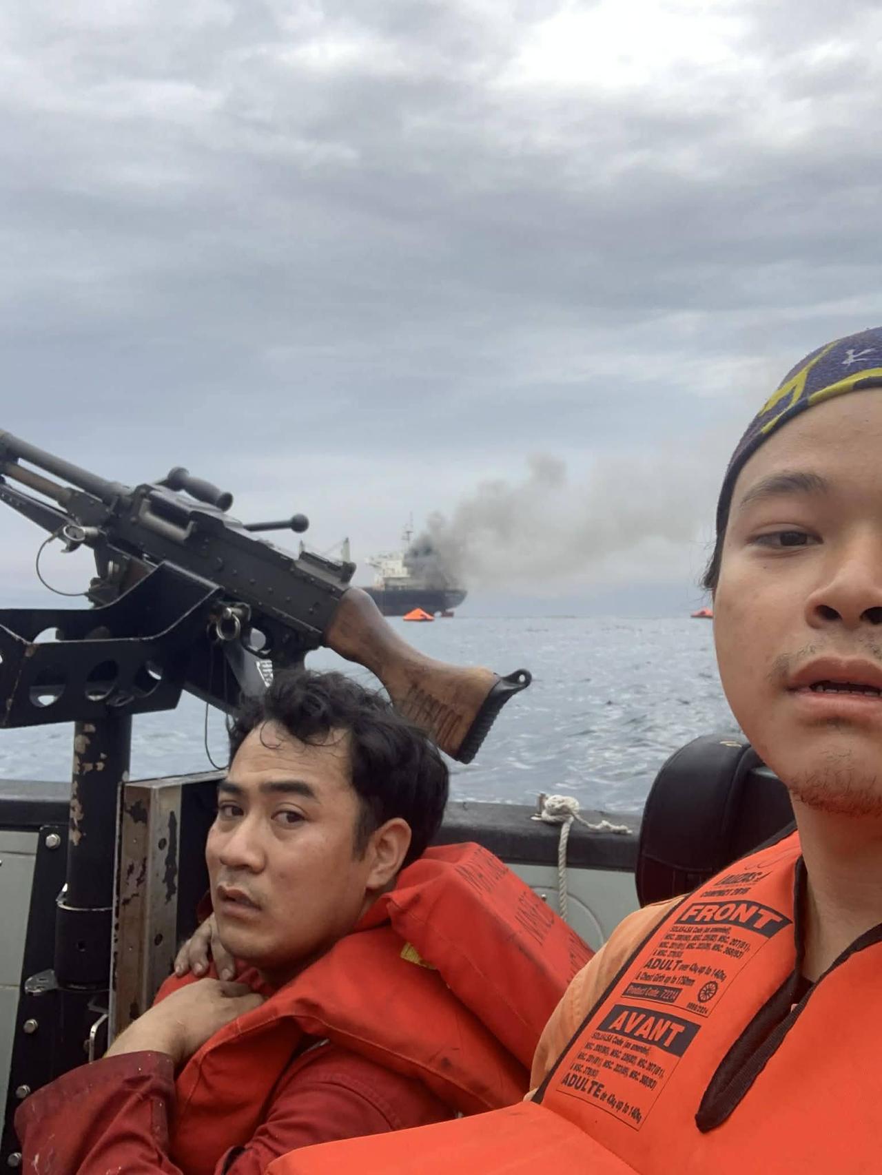 泰国货船在霍尔木兹海峡遭遇伊朗袭击照片曝光：船员一脸沮丧，小国就是一盘菜！3月1