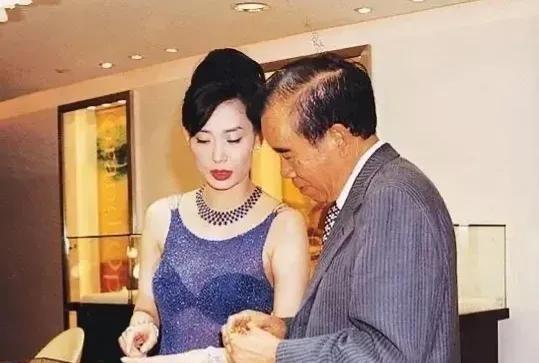 1982年，61岁的赌王何鸿燊看上了邝美云，想让邝美云做他的五姨太，刚准备下手时